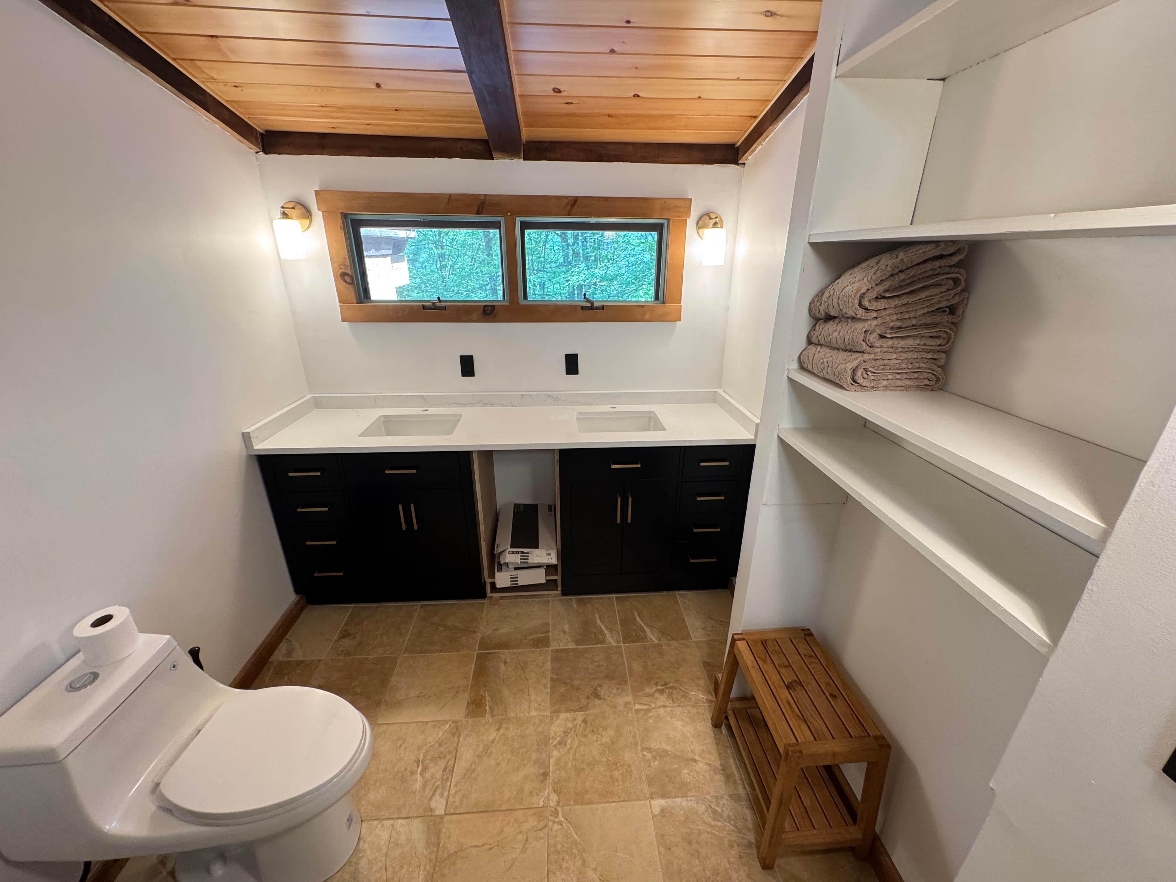 VelocityMaid vacation rental main bathroom in Perkinsville, VT